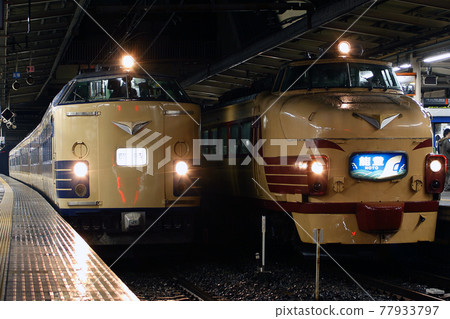 The 583 series trains coincidentally with the express Noto 77933797