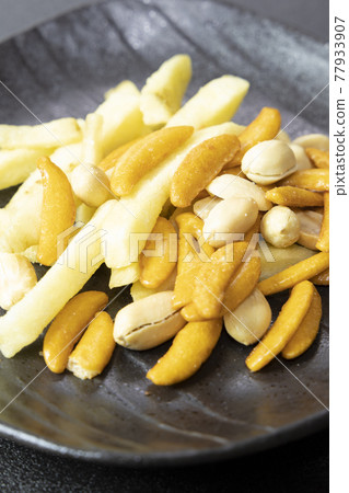 Delicious persimmon seeds and potatoes 77933907