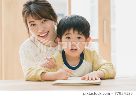 一個男孩在學習，一個母親在看 77934183