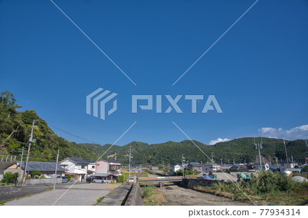 [Wakayama Prefecture] November, blue sky and countryside 77934314