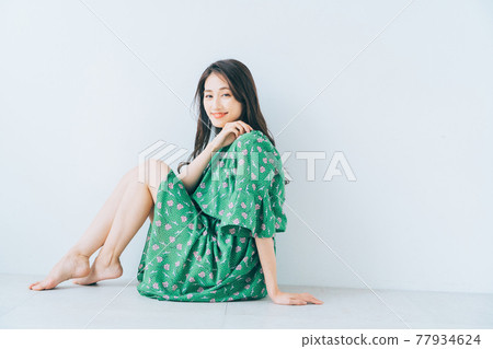 一位年輕女士的時尚形象 77934624