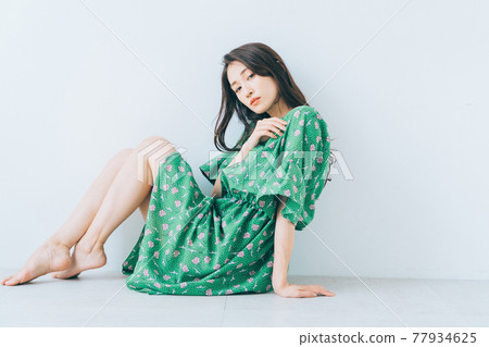 A fashion image of a young lady A fashion image of a young lady 77934625
