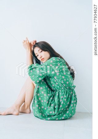 A fashion image of a young lady A fashion image of a young lady 77934627