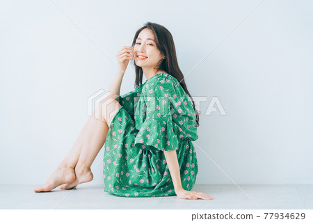 一位年輕女士的時尚形象 一位年輕女士的時尚形象 77934629
