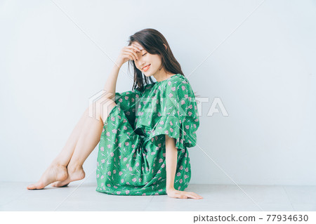 A fashion image of a young lady A fashion image of a young lady 77934630
