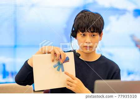A scene of teleworking in a casual office with a large screen A scene of teleworking in a casual office with a large screen 77935310