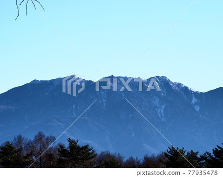 From the Yatsugatake Kogen Line, Minami Alps Phoenix Sanzan (2,840m) From the Yatsugatake Kogen Line, Minami Alps Phoenix Sanzan (2,840m) 77935478