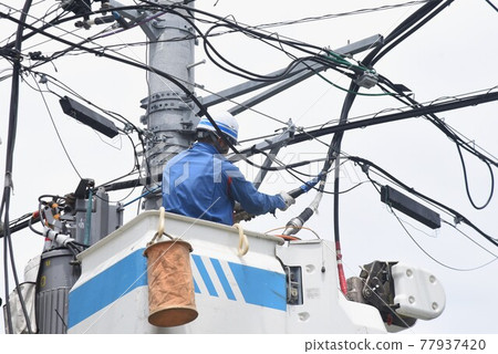 電氣工作現場場景 77937420