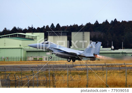 F-15J taking off from "Hyakuri Base", the cornerstone of the capital air defense, with the afterburner fully open F-15J taking off from "Hyakuri Base", the cornerstone of the capital air defense, with the afterburner fully open 77939058