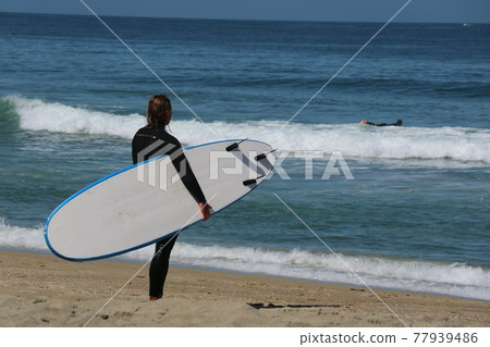 一名三十多歲男子身後的加州海浪沖浪者 77939486