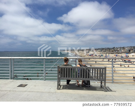 Young men and women in their 20s on the beach in California 77939572