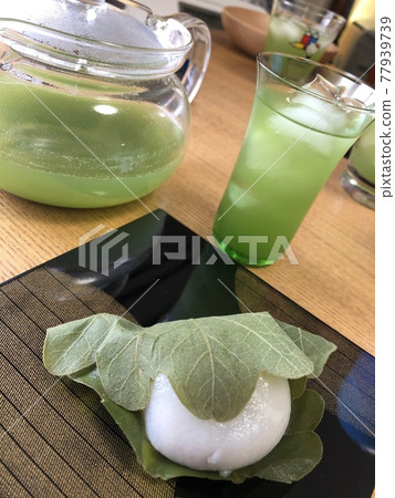 Strawberry and cold tea 77939739