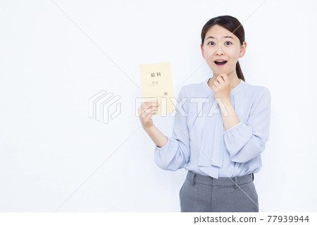 A business woman in her thirties who is surprised with a smile A business woman in her thirties who is surprised with a smile 77939944
