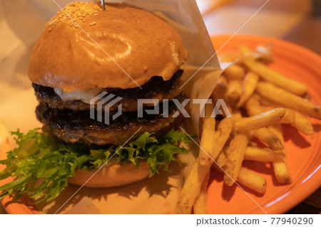 [餐桌照片] 漢堡包和土豆 [盤子] 77940290