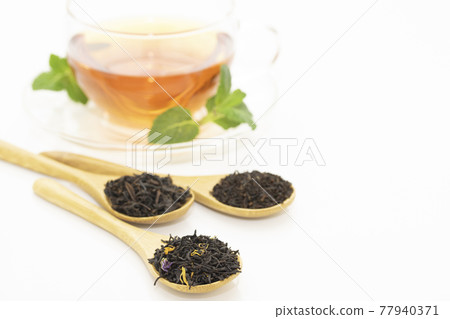 Tea leaves Tea leaves 77940371