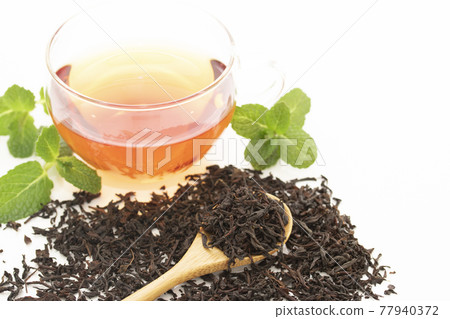 Tea leaves 77940372