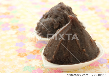 Strained bean paste and bean paste Strained bean paste and bean paste 77940456