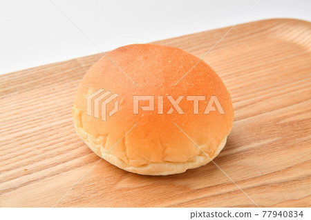 Round bread 77940834