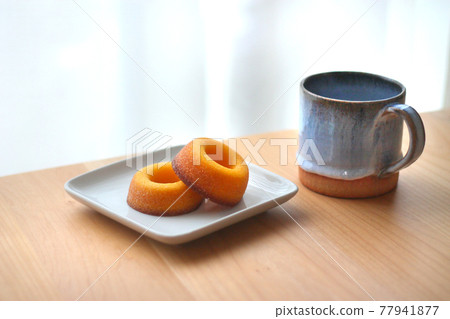 盤子上的甜甜圈和杯子 盤子上的甜甜圈和杯子 77941877