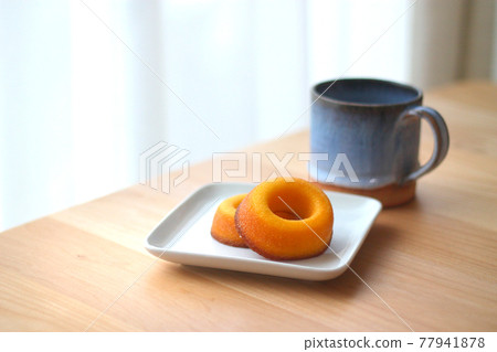 盤子上的甜甜圈和杯子 盤子上的甜甜圈和杯子 77941878