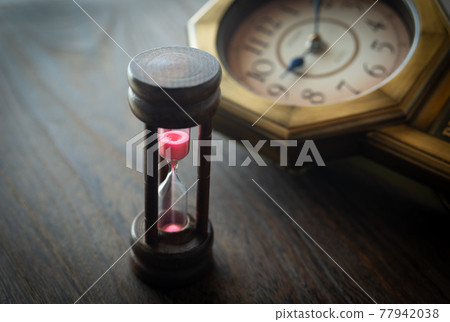 沙漏和舊時鐘掛鍾小時時間 沙漏和舊時鐘掛鍾小時時間 77942038