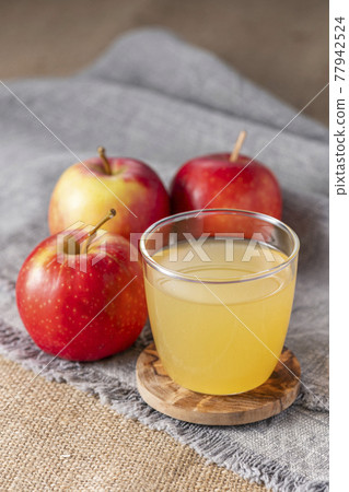 Apple juice Apple juice 77942524
