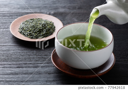 Pour green tea 77942618
