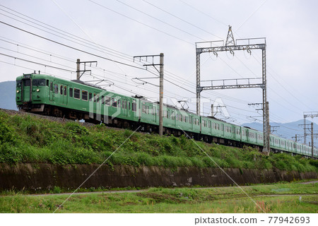 運行在河西線的113系列普通列車 77942693