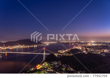 從山口縣下關市日野山公園看關門海峽的夜景 77942704