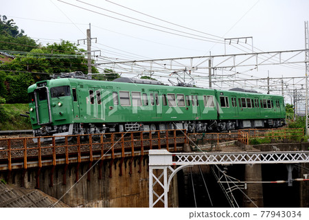 在東海道本線運行的2列113系列試運行列車 在東海道本線運行的2列113系列試運行列車 77943034