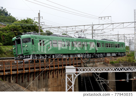 在東海道本線運行的2列113系列試運行列車 在東海道本線運行的2列113系列試運行列車 77943035