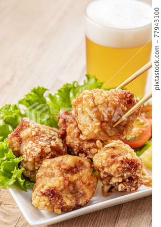 炸雞和啤酒 炸雞 77943100