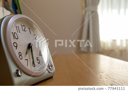 放在桌子上的鬧鐘 77943111