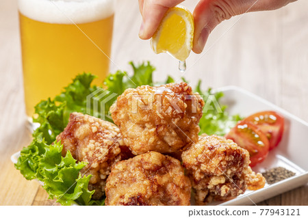 炸雞和啤酒 炸雞 77943121
