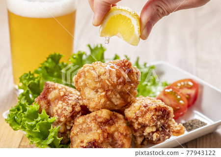 炸雞和啤酒 炸雞 77943122