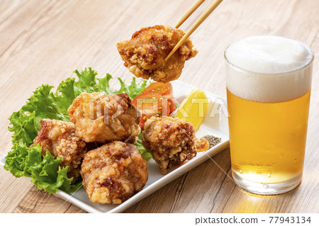 Deep-fried chicken and beer Deep-fried chicken 77943134