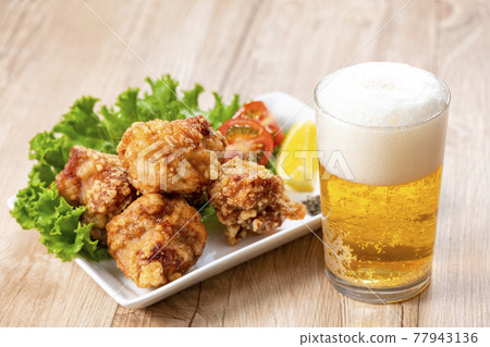 炸雞和啤酒 炸雞 77943136