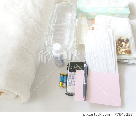 大雨的防災用品,包括預防傳染病的措施。 大雨的防災用品,包括預防傳染病的措施。 77943238