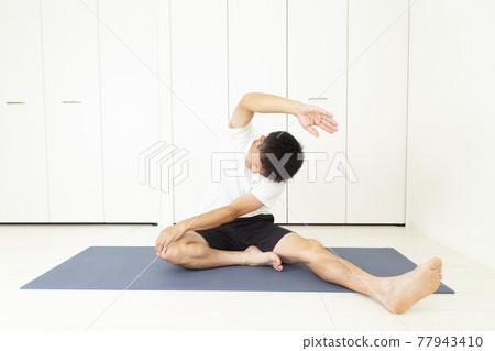 A man stretching 77943410