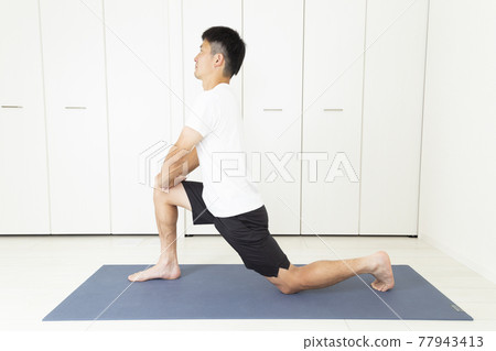 A man stretching 77943413