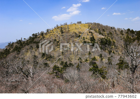 A distant view of the summit of Mt. Odaigahara (Hinodegatake) in Nara Prefecture, Japan 77943602