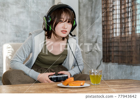 一個女人在房間裡玩網絡遊戲(網絡遊戲) 一個女人在房間裡玩網絡遊戲(網絡遊戲) 77943642