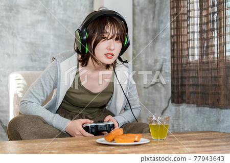 一個女人在房間裡玩網絡遊戲（網絡遊戲） 77943643