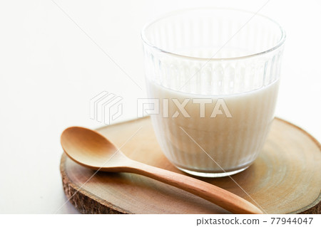 Old-fashioned sweet sake made only with rice bran Old-fashioned sweet sake made only with rice bran 77944047