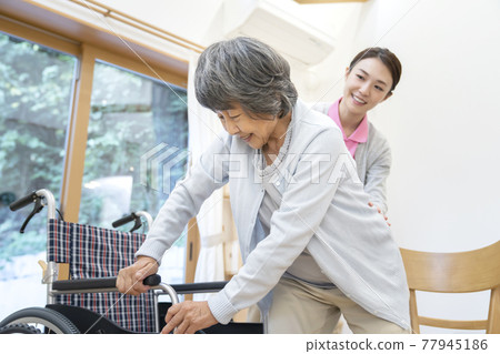 Independence support for senior women who transfer to wheelchairs Independence support for senior women who transfer to wheelchairs 77945186