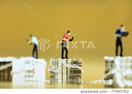 Concept of blockchain cryptocurrencies with man miniatures working with laptop against golden background. 77945702