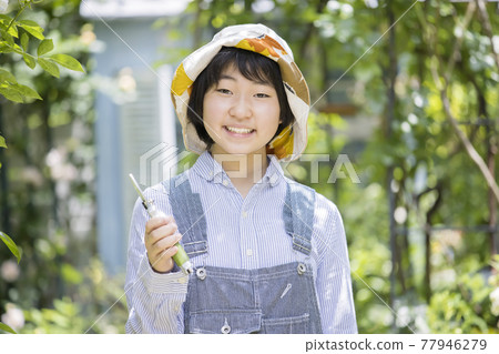 Children's gardening image Children with pruning shears 77946279