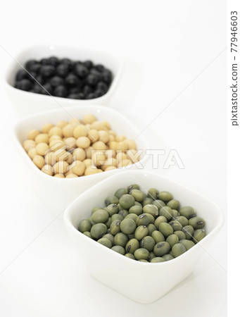 Yellow soybeans, blue soybeans and black soybeans 77946603