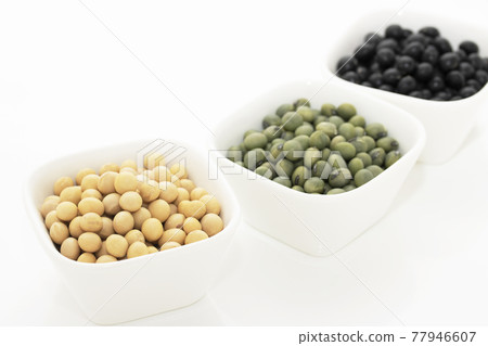 Yellow soybeans, blue soybeans and black soybeans Yellow soybeans, blue soybeans and black soybeans 77946607