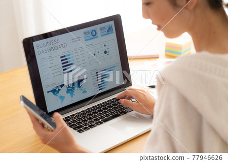 在線工作的年輕女性 在線工作的年輕女性 77946626